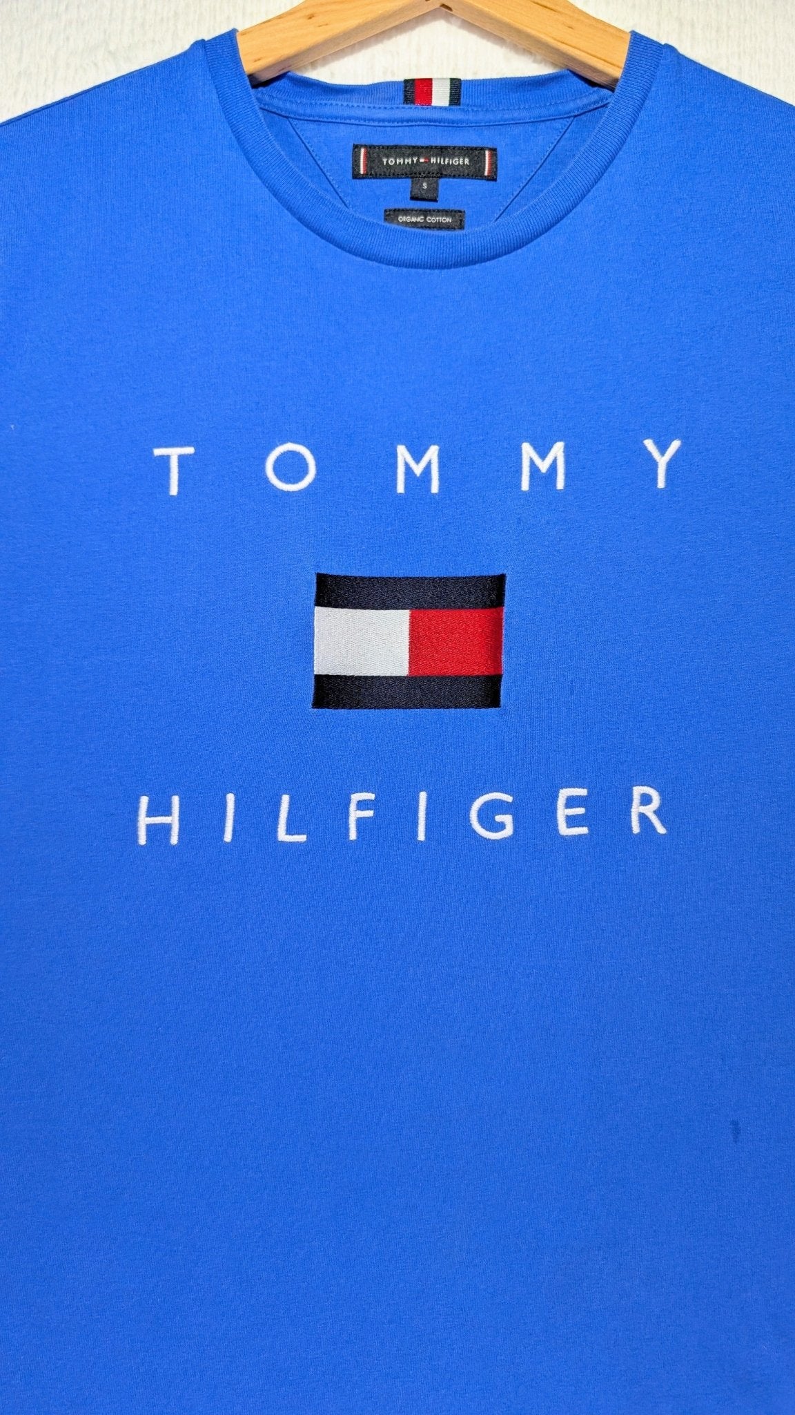 Tommy Hilfiger Men's Small Blue Round Neck T-Shirt - REWEAR CLUB